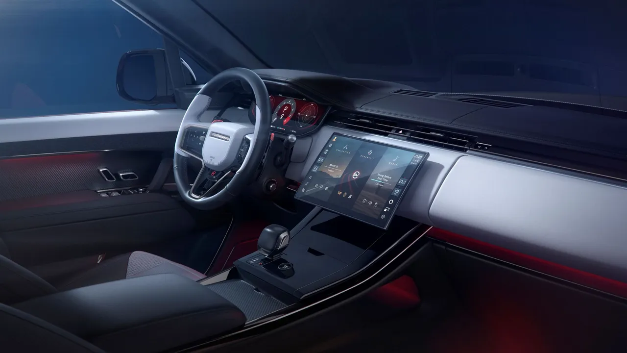 Range Rover Sport SV Carbon內裝標配火山灰Ultrafabrics頂級織品皮革座椅結合檀木黑麂皮車內頂篷，另提供四款頂棚與椅面搭配的主題設計，亦可透過SV Bespoke專屬訂製服務，實現更為個人化的設定。原廠照片