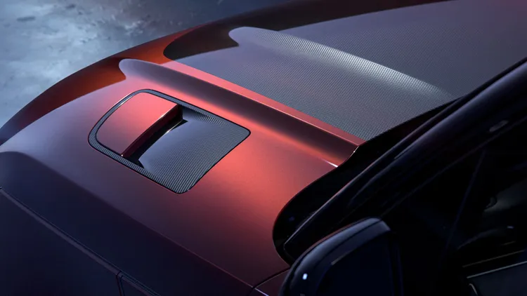 偏好斜紋碳纖維質感的客戶，可額外選配包括外露式的碳纖維引擎蓋與更進階的23吋超輕量化碳纖維輪圈。原廠照片