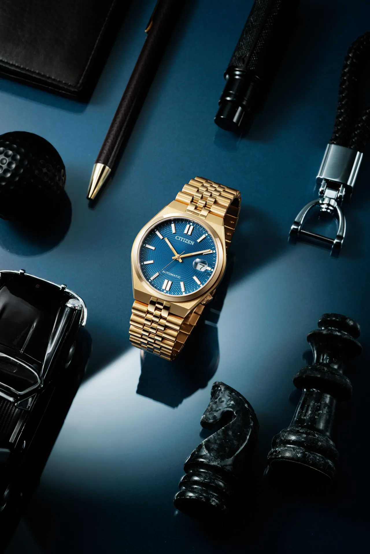 NK0023-57L采用玫瑰金IP电镀处理表壳与炼带，搭配深邃宝蓝色表盘。品牌提供