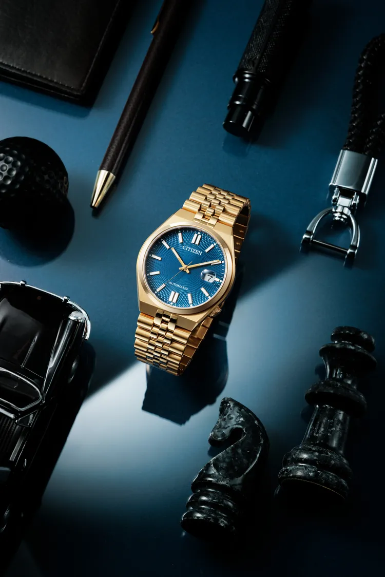 NK0023-57L採用玫瑰金IP電鍍處理錶殼與鍊帶，搭配深邃寶藍色錶盤。品牌提供