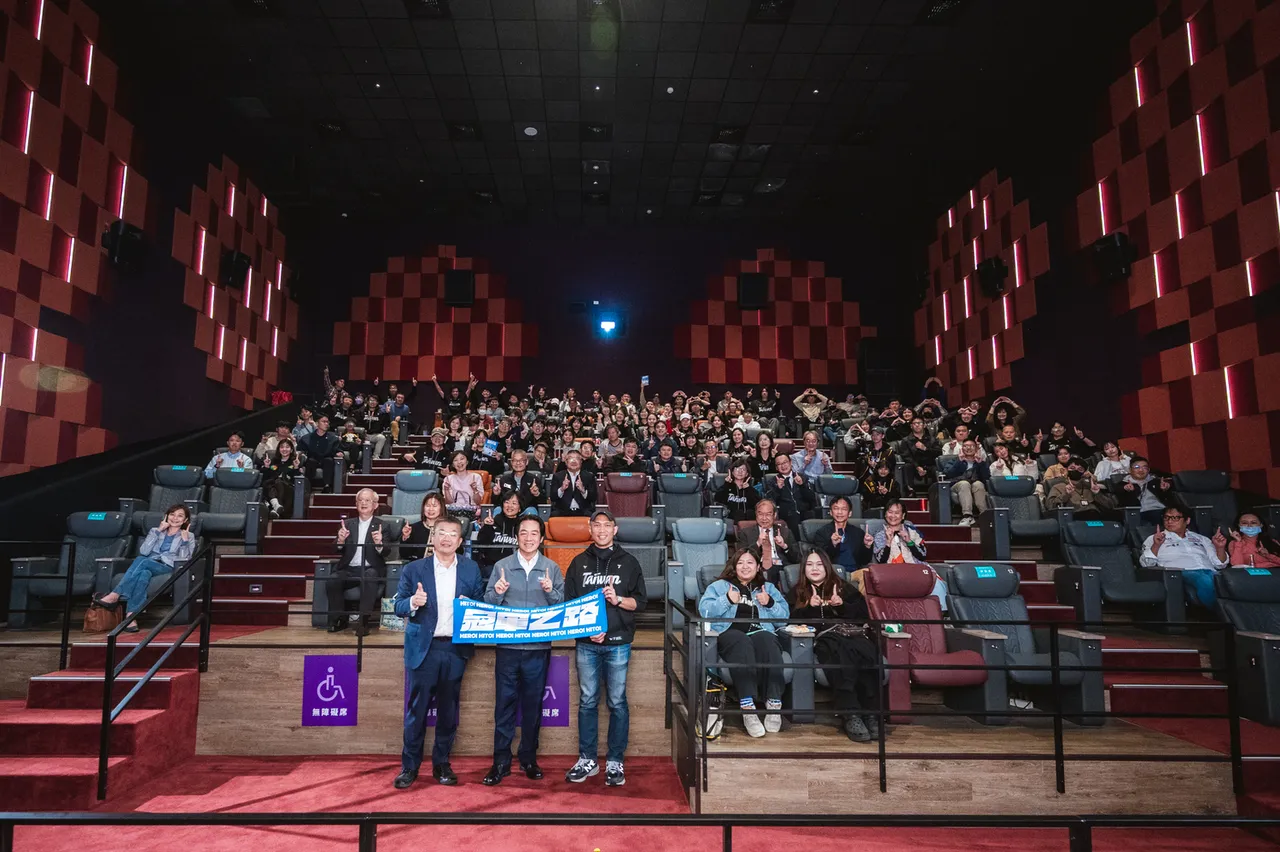 日前舉辦中華職棒聯盟包場特映會。（左起 中華職棒會長蔡其昌、總統賴清德、導演龍男・以撒克・凡亞思）牽猴子提供