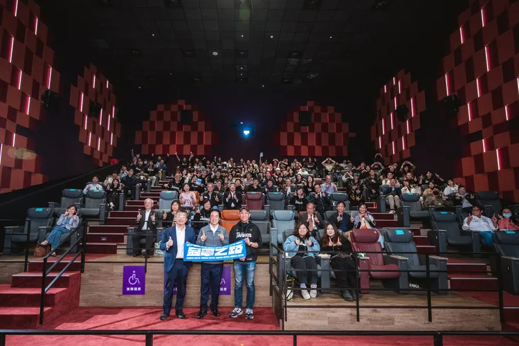 日前舉辦中華職棒聯盟包場特映會。（左起 中華職棒會長蔡其昌、總統賴清德、導演龍男・以撒克・凡亞思）牽猴子提供