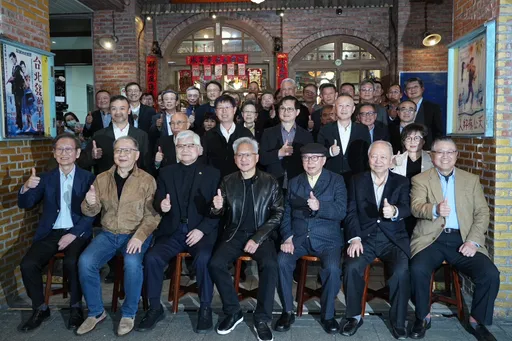 兆元宴再登場！黃仁勳、魏哲家壓軸現身　與林百里等6大咖排排坐合影