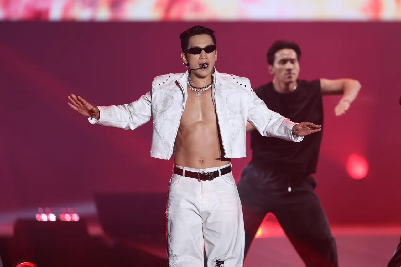 Rain大方放送結實胸肌和腹肌寵粉。彭欣偉攝