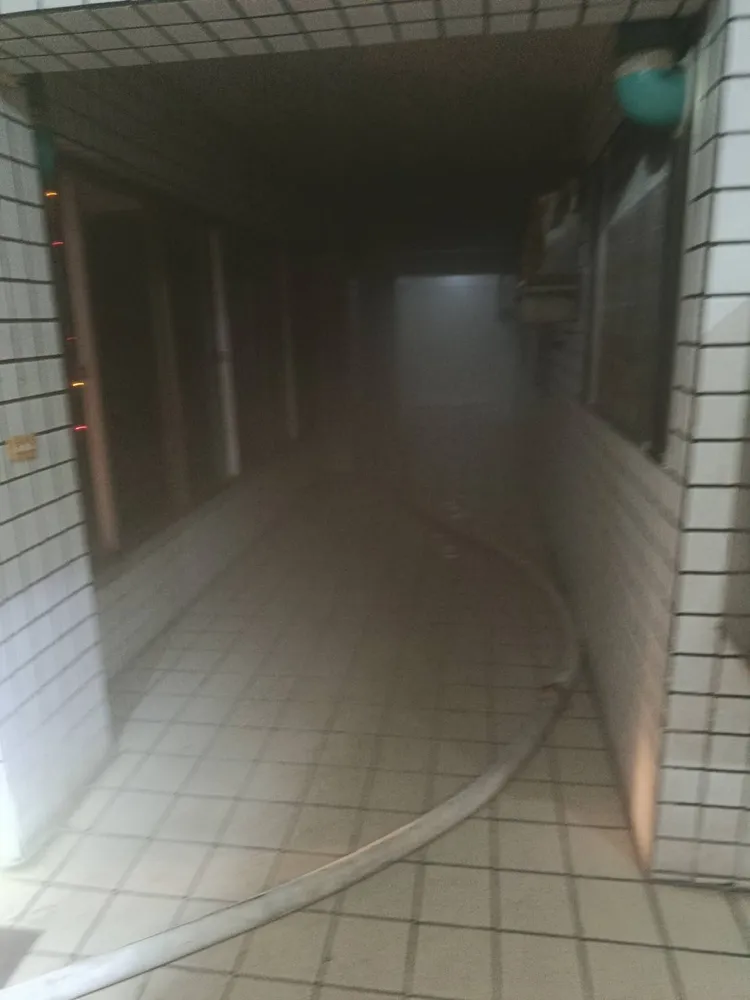 火勢發生後竄出大量煙霧阻擋視線。翻攝照片