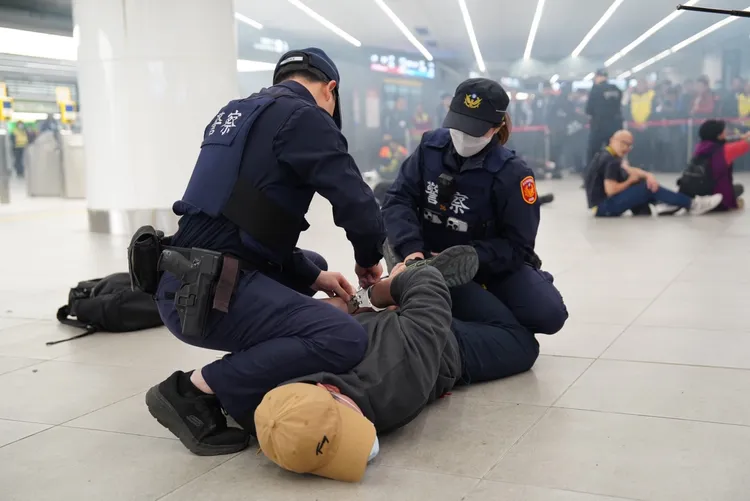 警方於演練過程中壓制歹徒。翻攝畫面