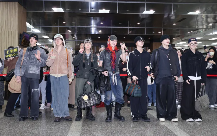 NICHOLAS（王奕翔，中）領軍&TEAM三度回台開唱。莊宗達攝