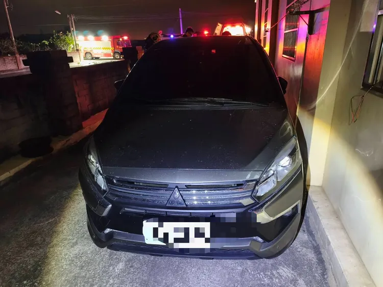 車子駕駛座靠近住家牆壁，另一側是圍牆。民眾提供