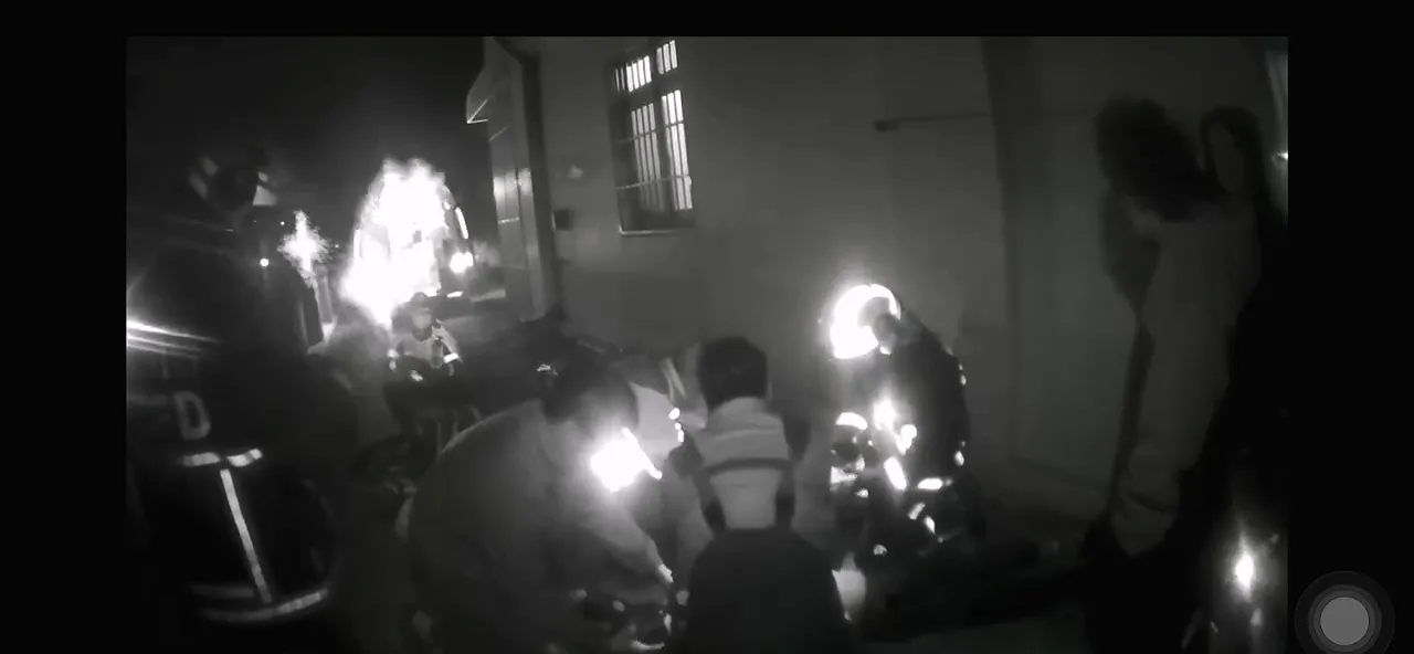 救护人员到场时黄男已无生命迹象，现场急救后送医仍不治。民众提供