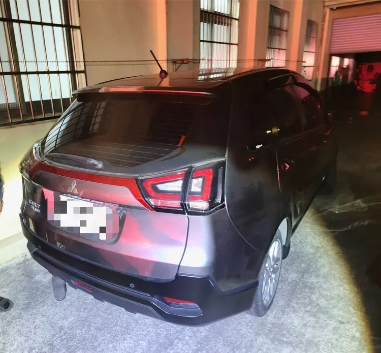 黃男半夜想將車子從露天庭院移到車庫，不幸發生意外。民眾提供