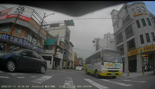 宜蘭公車「切西瓜」險撞騎士！檢舉違規竟遭打槍　警方曝原因
