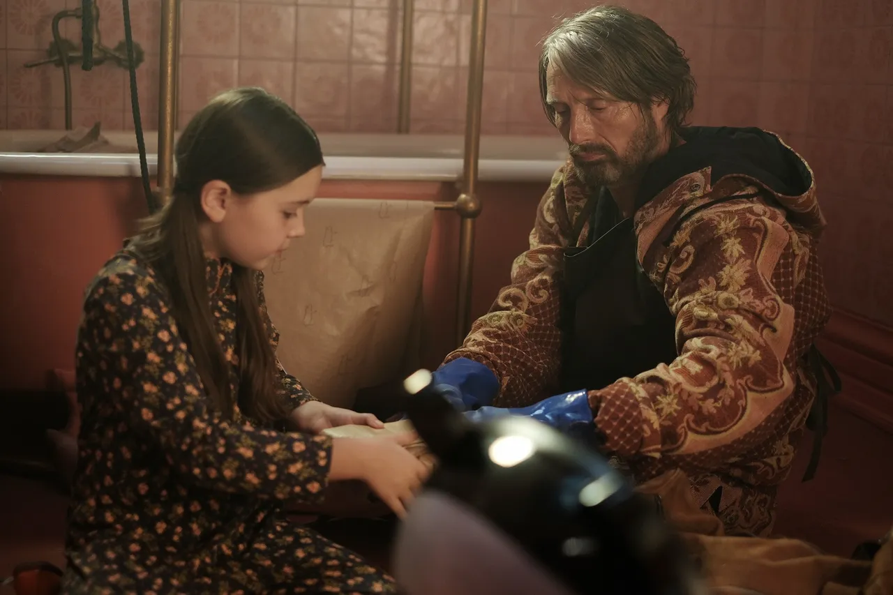 近期當上新手爺爺的邁茲米克森（右），在片場相當照顧蘇菲斯隆（左）。采昌提供