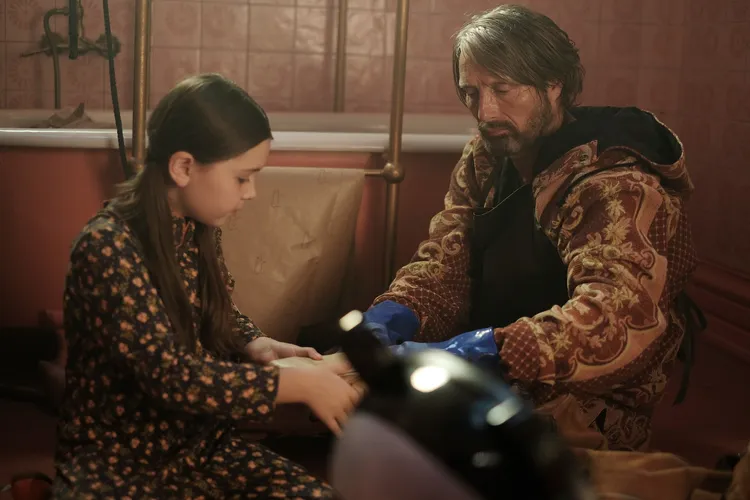 近期當上新手爺爺的邁茲米克森（右），在片場相當照顧蘇菲斯隆（左）。采昌提供