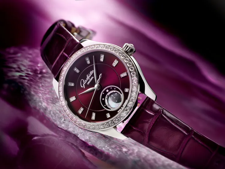 格拉蘇帝原創Serenade Luna小夜曲月相腕錶，32.5mm，不鏽鋼錶殼（錶圈鑲嵌48顆鑽石），太陽放射紋紫色天鵝絨半透明漆面錶盤（時標鑲嵌20顆鑽石），紫羅蘭色路易斯安那鱷魚皮錶帶/金屬鍊帶，35-14型自動上鍊機芯，動力儲存60小時，防水深度30米，鱷魚皮錶帶44萬1000元、金屬鍊帶48萬元。品牌提供