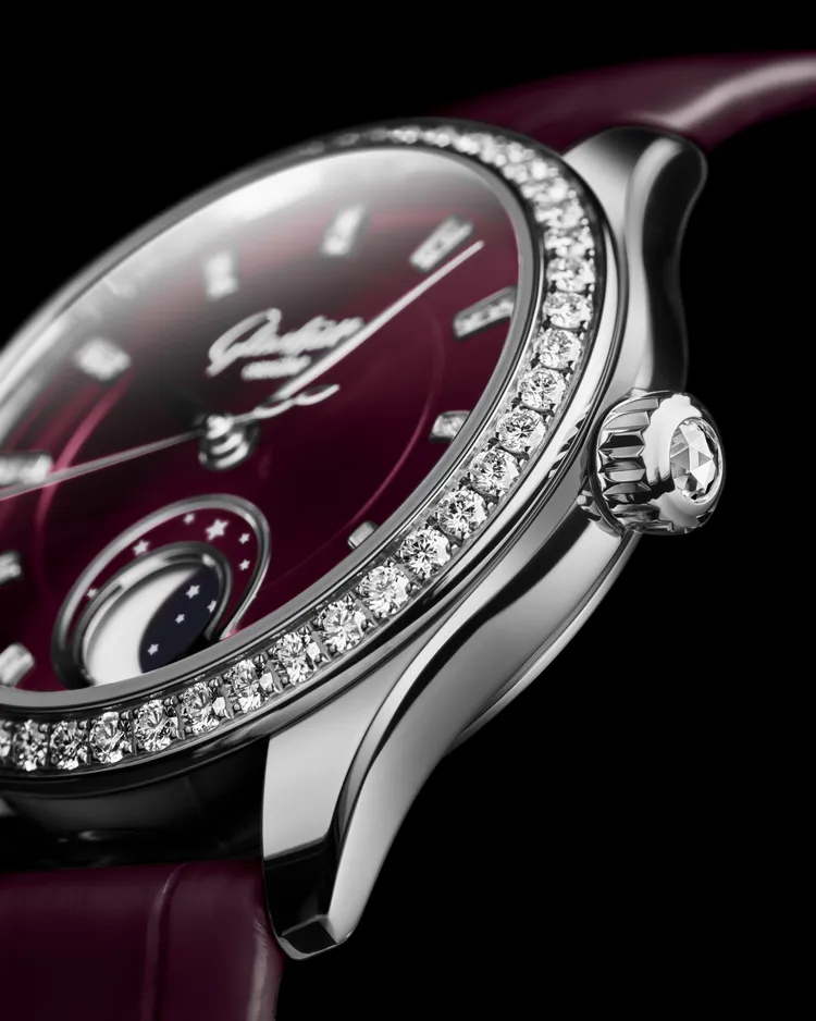 格拉蘇帝原創Serenade Luna小夜曲月相腕錶錶圈鑲嵌有48顆鑽石。品牌提供