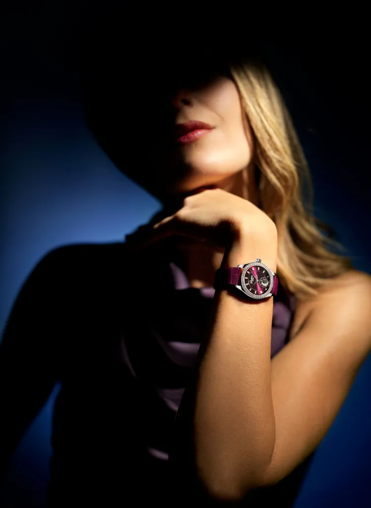 格拉蘇帝原創Serenade Luna小夜曲月相腕錶，32.5mm，不鏽鋼錶殼（錶圈鑲嵌48顆鑽石），太陽放射紋紫色天鵝絨半透明漆面錶盤（時標鑲嵌20顆鑽石），紫羅蘭色路易斯安那鱷魚皮錶帶/金屬鍊帶，35-14型自動上鍊機芯，動力儲存60小時，防水深度30米，鱷魚皮錶帶44萬1000元、金屬鍊帶48萬元。品牌提供