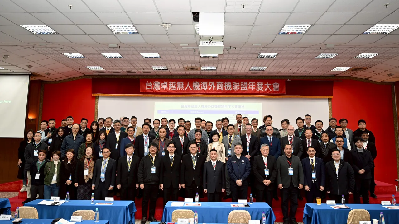 經濟部、外交部、公部門代表、國際廠商及會員廠商全體合照。漢翔提供