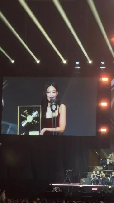 Jennie代表BLAKCPINK上台领奖，喊话队友「有在看吗」。读者提供