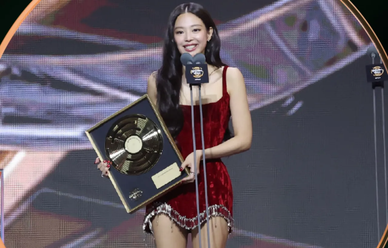 金唱片｜Jennie红色短裙3度上台领奖！喊话BLACKPINK：成员们在看吗？