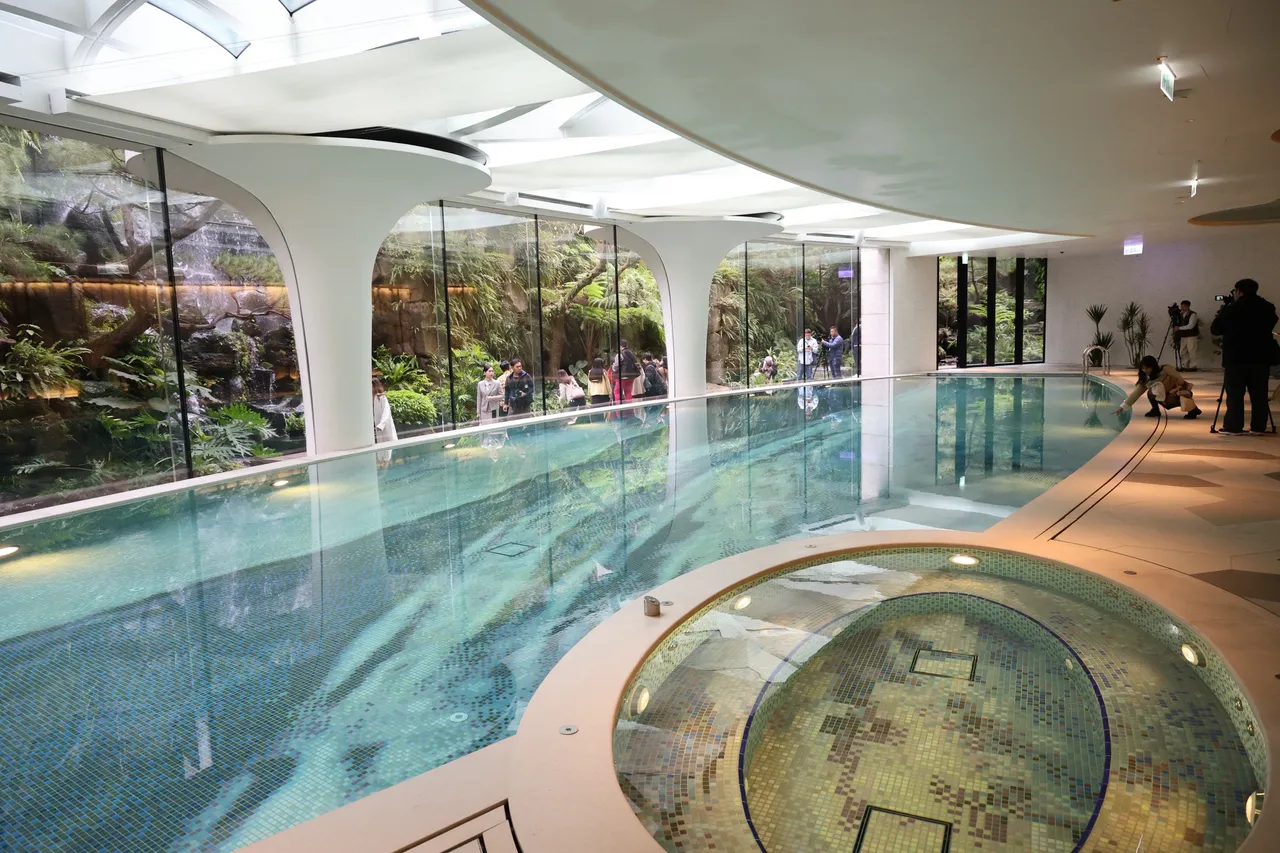 全台最貴頂級豪宅「陶朱隱園」每戶300坪，每坪管理費600元，1車位管理費2000元，每月管理費近19萬元，圖為公設游泳池。莊宗達攝