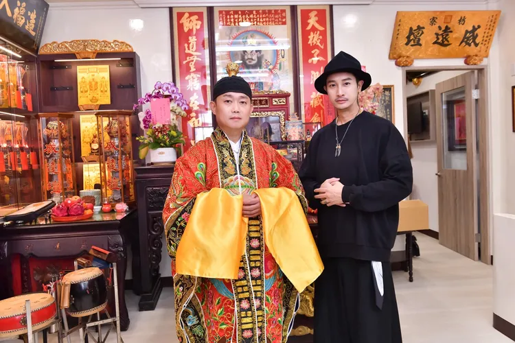 Darren（右）在片中飾演的莫月鼎，設定上是一位活躍於宋末元初、地位崇高的雷法宗師。北投映像電影提供