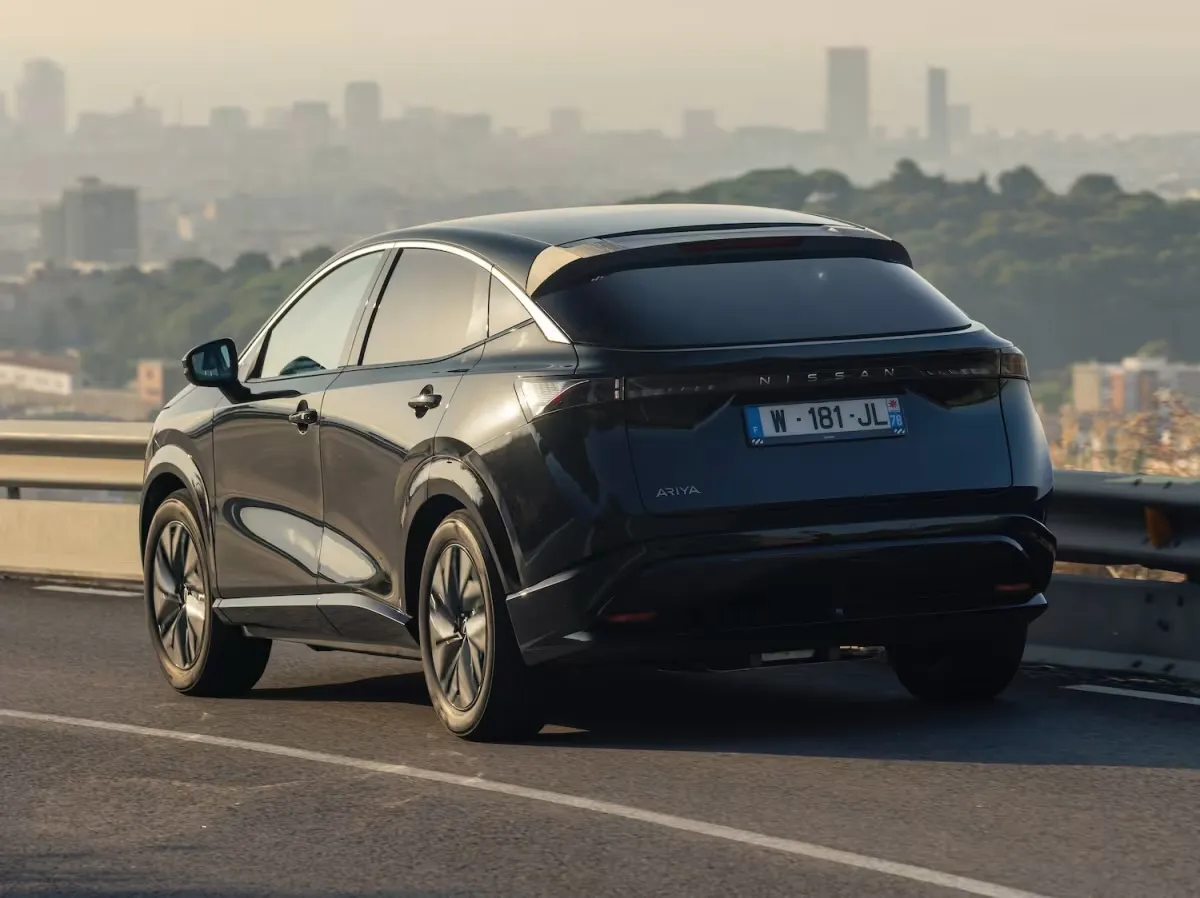 全車約3.8平方公尺高效太陽能板在強光下每天可補充約23公里續航，展現太陽能與電動車日常能源補充的實用潛力。原廠照片