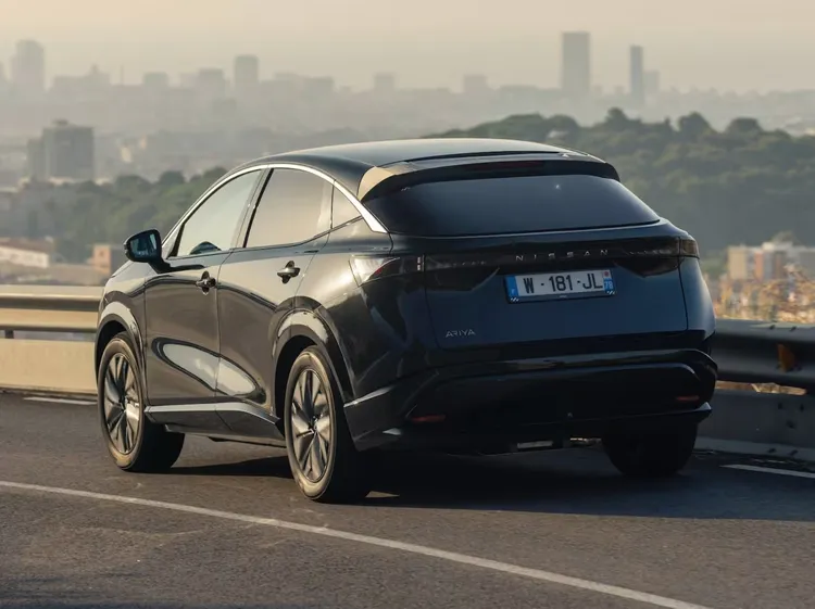 全車約3.8平方公尺高效太陽能板在強光下每天可補充約23公里續航，展現太陽能與電動車日常能源補充的實用潛力。原廠照片