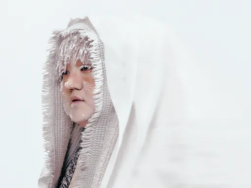 男星深陷「冰天雪地」急凍世界　身裹五層衣全身爆汗