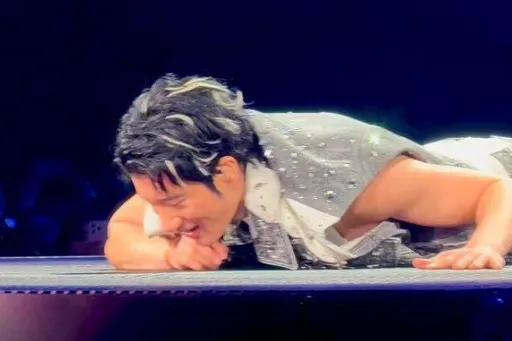 王力宏被卡住！趴在舞台上起不了身　開唱出狀況自救影片流出