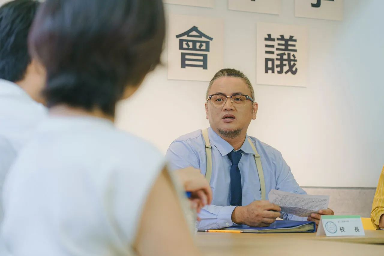 王镜冠饰演的校长面对舆论，先行停职老师，却让学生更像是受害者。小公视提供