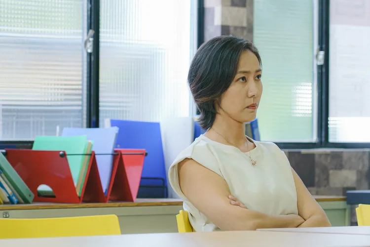 張詩盈飾演的母親情緒潰堤，堅信孩子遭到不當對待，衝進學校要求給交代。小公視提供