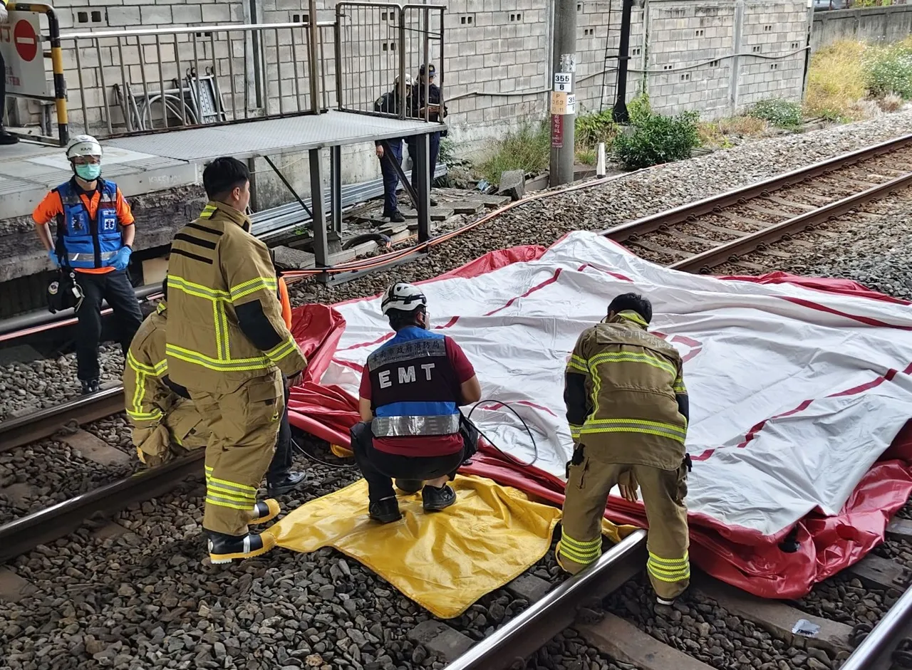 台鐵公司進行區域雙向斷電，讓消防員在鐵軌鋪設救生氣墊，避免墜落意外。民眾提供