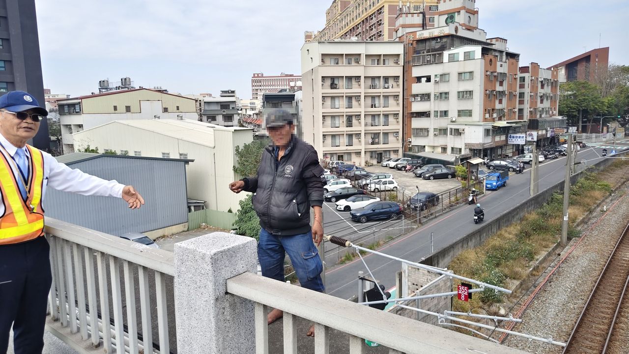 老伯跨陸橋持刀欲輕生 台鐵緊急斷電 警消即刻救援阻悲劇