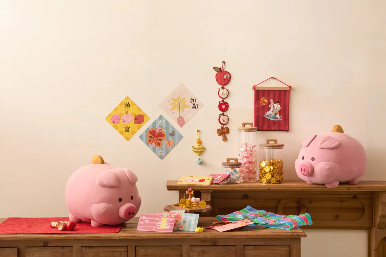 HOLA 也攜手插畫藝術家朱緹（dee chu）推出春節聯名，以復古童玩為靈感，為年節佈置注入更多情感記憶。業者提供