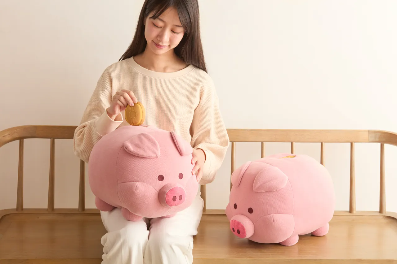 HOLA新年攜手插畫藝術家朱緹，以「童玩」為靈感，將記憶中的台味小豬撲滿、搖搖木馬、蝴蝶炮、劍玉與仙女棒等經典元素，轉化為斗方、紙紅包、刺繡布紅包、抱枕等。業者提供