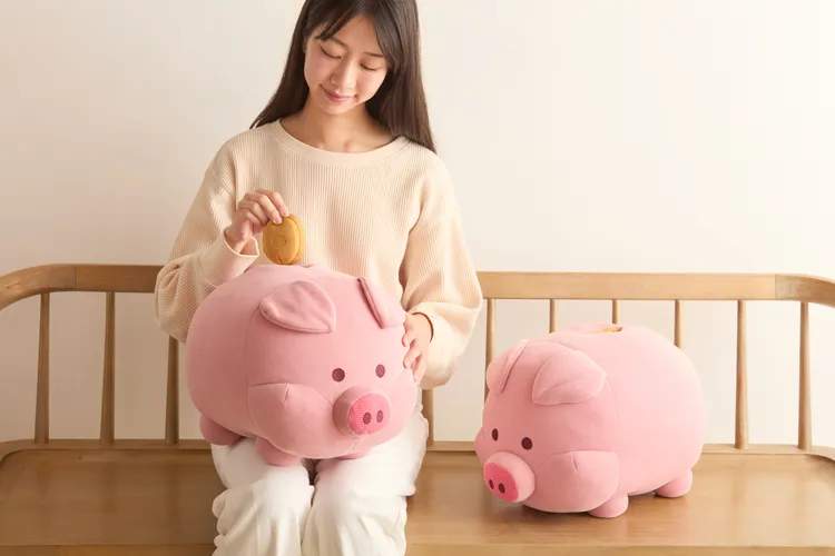 HOLA新年攜手插畫藝術家朱緹，以「童玩」為靈感，將記憶中的台味小豬撲滿、搖搖木馬、蝴蝶炮、劍玉與仙女棒等經典元素，轉化為斗方、紙紅包、刺繡布紅包、抱枕等。業者提供