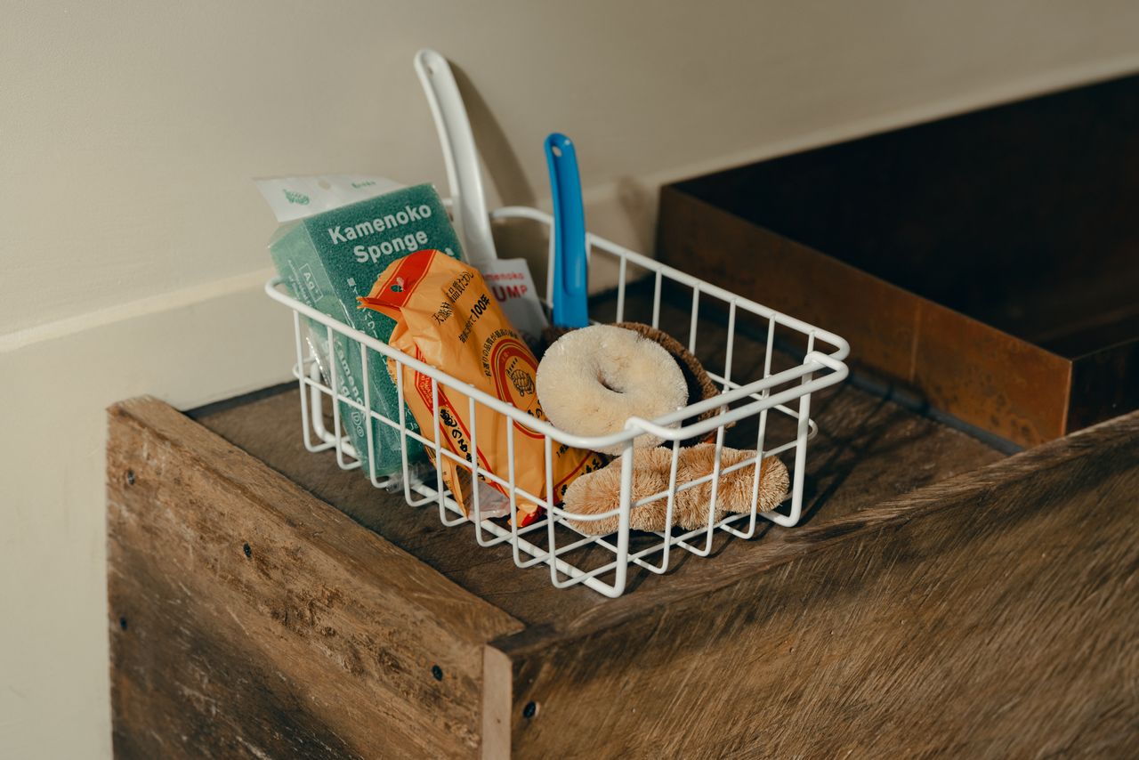 HOLA新年推「好物計畫」 引進台南手作家具與日本百年刷具「龜之子束子」