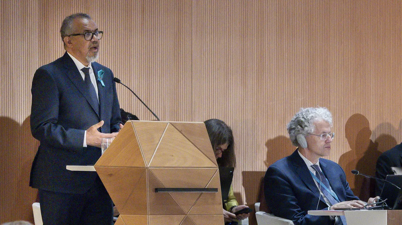 世衛秘書長譚德塞（左）反駁美方指控不實。美聯社