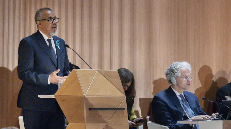 世衛秘書長譚德塞（左）反駁美方指控不實。美聯社