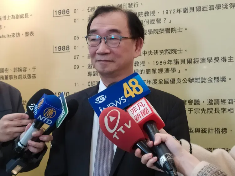 中華經濟研究院副院長王健全雖然身為中經院最資深的研究人員，只要他在場，往往笑聲連連，是中經院最沒有架子、也最受同仁喜愛的長官。圖為他接受媒體訪問。許麗珍攝。資料照片