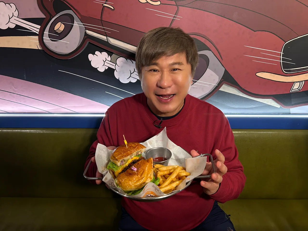 胡瓜邊吃邊喊：「完全是職業傷害。」《下面一位》提供