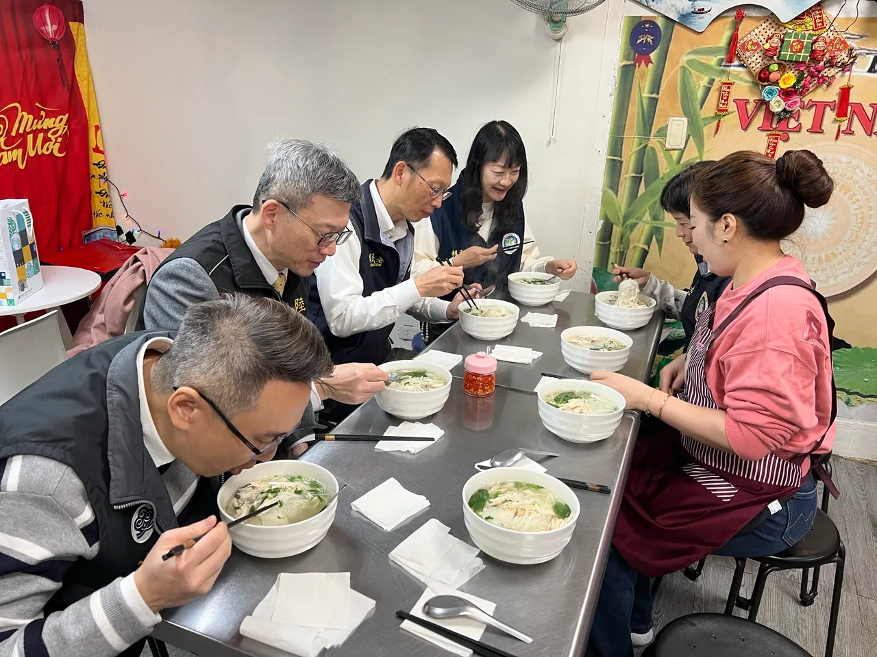 移民署前往金玉台越美食店用餐。翻攝畫面