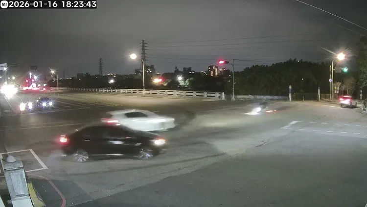 曾姓男大生看到對方白色轎車跨越雙黃線，閃避時失控摔車身亡。民眾提供