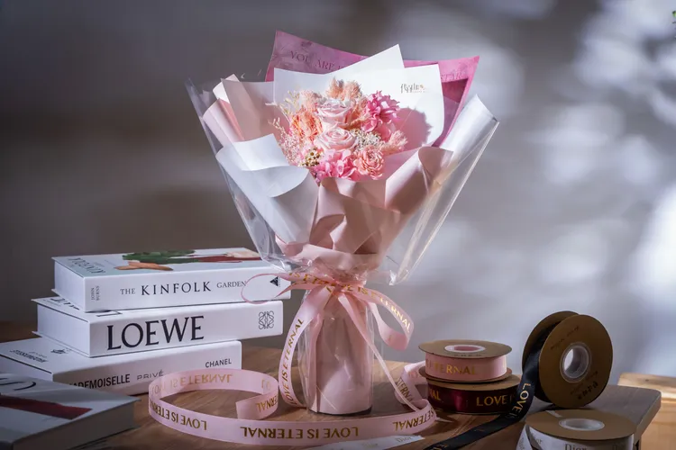 「嫣然｜花霞永生玫瑰花束」訴說不張揚的愛，售價2680元。業者提供