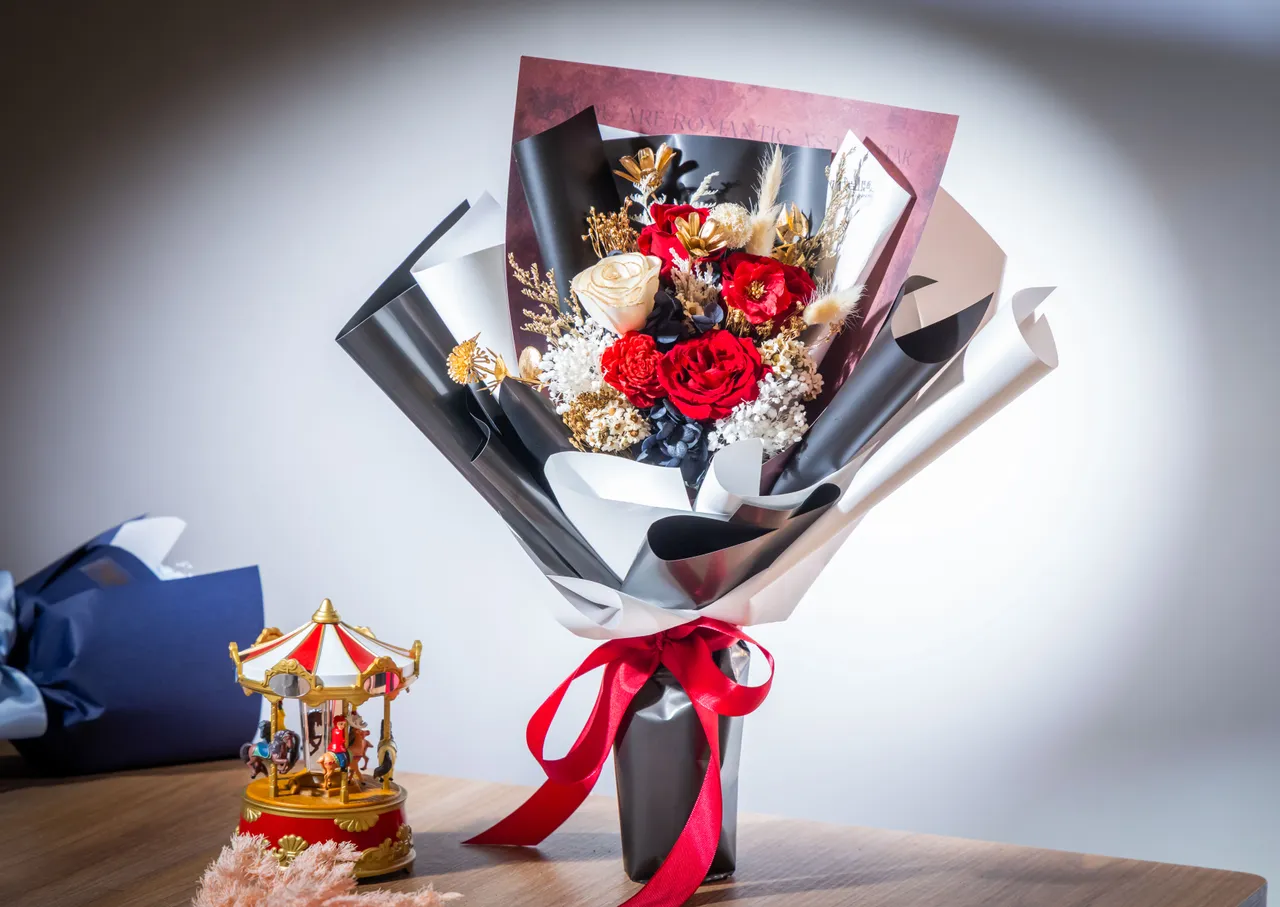 「奢綻｜夕凪 永生玫瑰花束」象徵恆久不變的愛意、優雅浪漫，售價3680元。業者提供