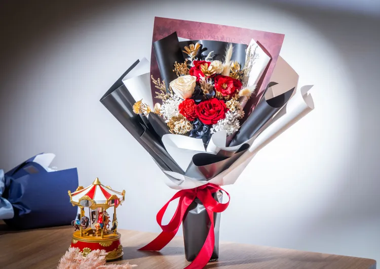 「奢綻｜夕凪 永生玫瑰花束」象徵恆久不變的愛意、優雅浪漫，售價3680元。業者提供