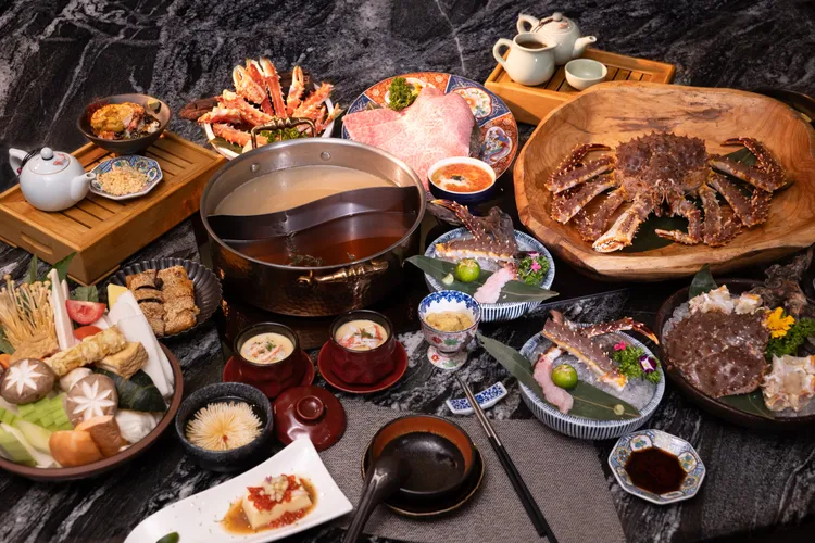 二本松「戀蟹物語」雙人套餐，頂級帝王蟹五吃滿足老饕味蕾。業者提供