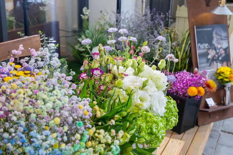 現場販售時令鮮花，將最美的色澤與香氣呈現給每一個人。業者提供