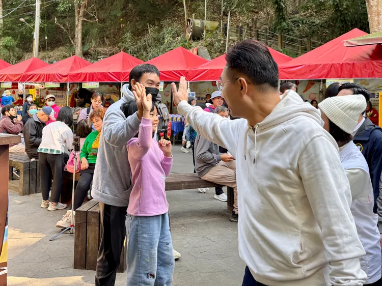 江啟臣一早到大坑爬山，向市民打招呼問好。民眾提供