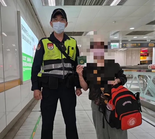 路不拾遗！越籍旅客搭北捷遗落护照后背包　警1小时助寻回破涕为笑